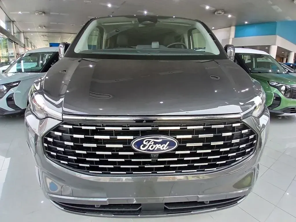 Nuevo Ford Tourneo Custom Titanium X 232 CV (170 kW) 2026 Gris magnetic (metalizado) Van