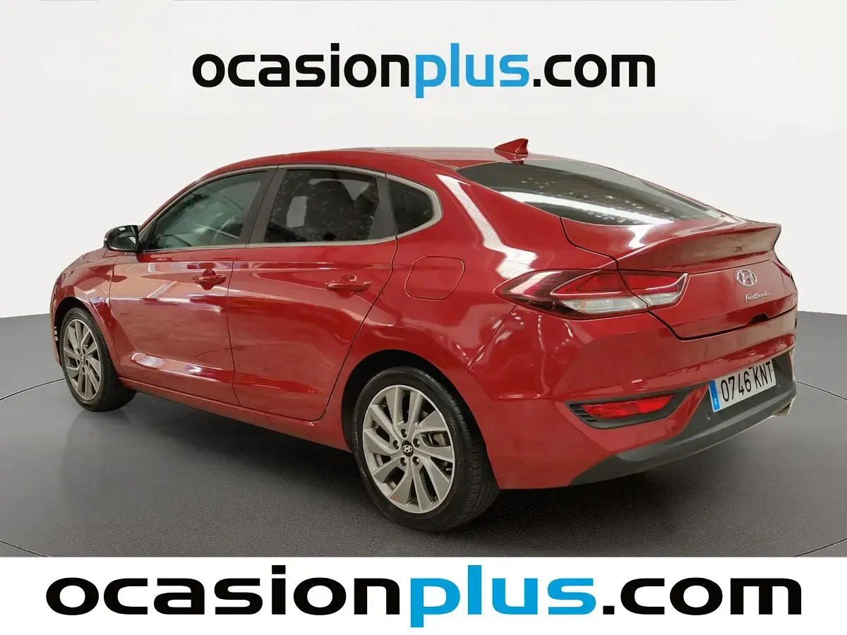 Usado Hyundai i30 120 CV (88 kW) 2018 Rojo Berlina
