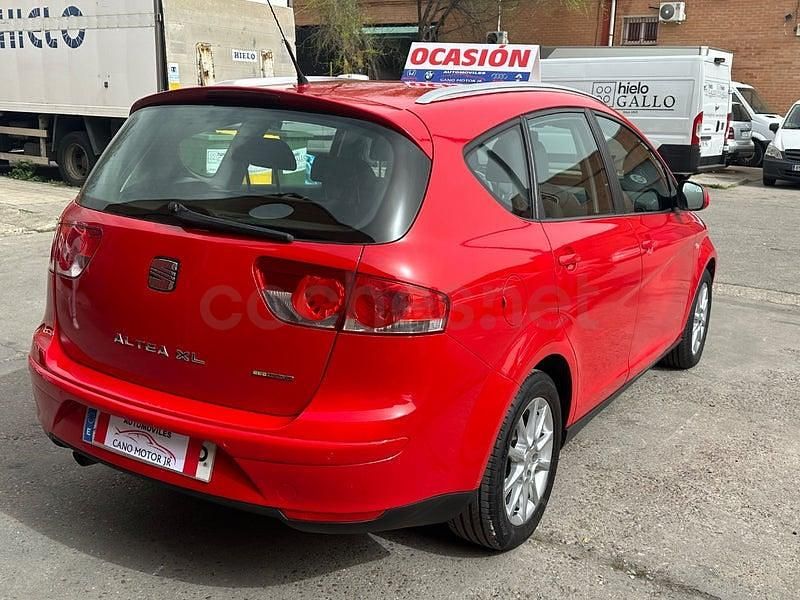 Usado Seat Altea XL Style 105 CV (77 kW) 2010 Rojo Monovolumen