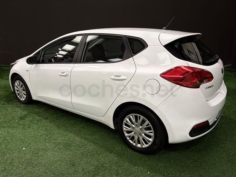 Usado Kia Ceed GT 90 HP (66 kW) 2014 Branco Sedan