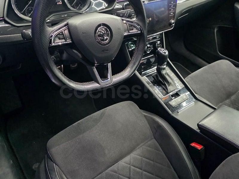 Usado Skoda Superb SportLine 150 CV (110 kW) 2019 Granate Familiar
