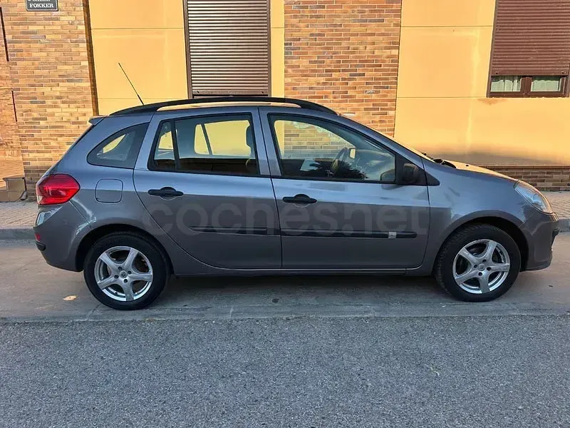 Usado Renault Clio Authentique 85 CV (62 kW) 2009 Marrón Familiar