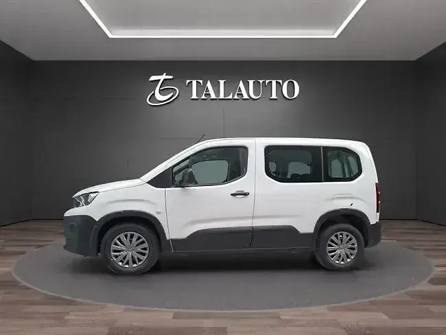 Usado Peugeot Rifter Active 100 CV (73 kW) 2022 Blanco Monovolumen