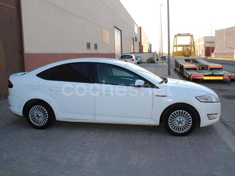 Usado Ford Mondeo Trend 125 CV (91 kW) 2010 Blanco Berlina