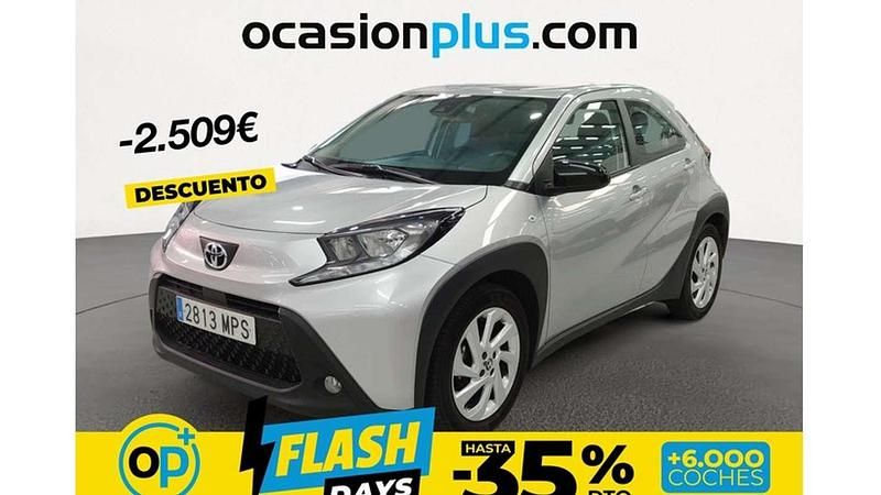 Usado Toyota Aygo Play 72 CV (52 kW) 2024 Gris Utilitario