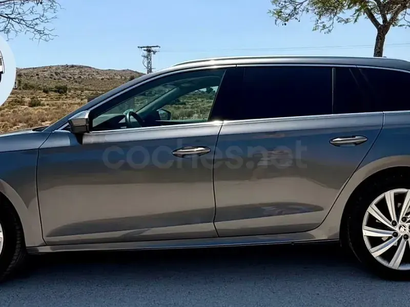 Usado Skoda Octavia Style 150 CV (110 kW) 2022 Gris / plata Familiar