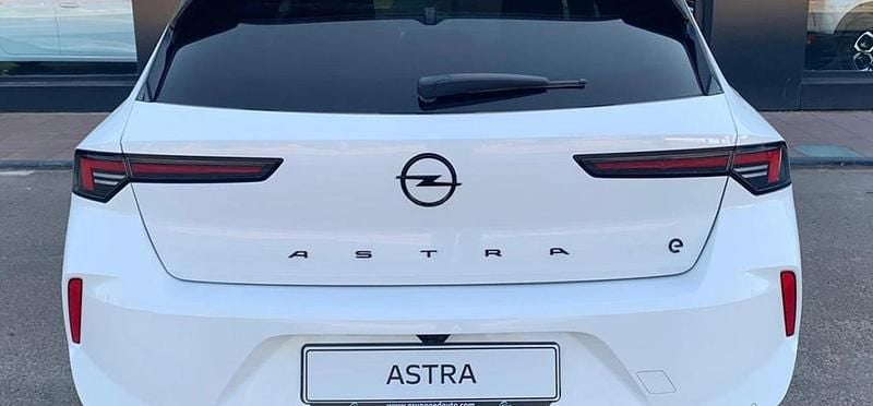 Usado Opel Astra 114 kW (156 CV) 2023 Arktis white Berlina