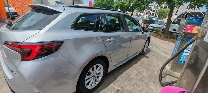Usado Toyota Corolla Active 140 CV (102 kW) 2023 Gris / plata Familiar