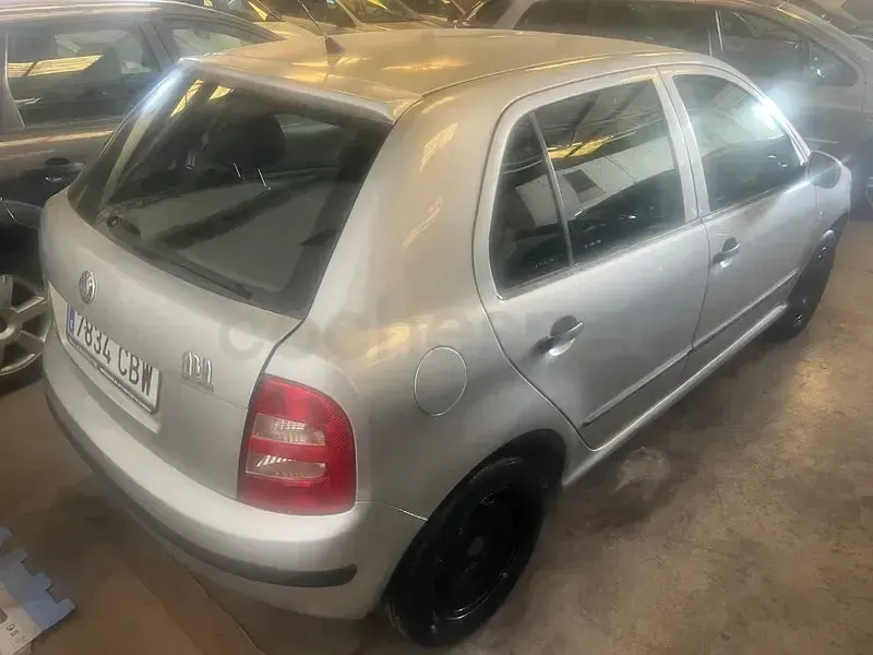 Usado Skoda Fabia 60 CV (44 kW) 2003 Gris / plata Berlina