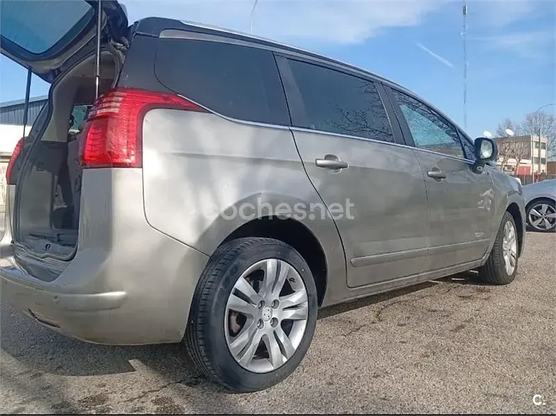 Usado Peugeot 5008 Allure 120 CV (88 kW) 2015 Beige Monovolumen