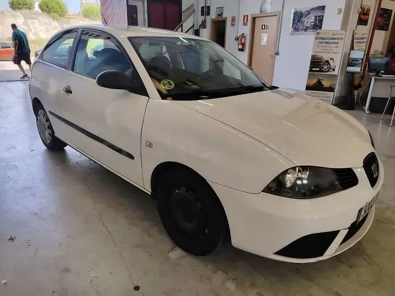 Usado Seat Ibiza Reference 100 CV (73 kW) 2007 Blanco Utilitario