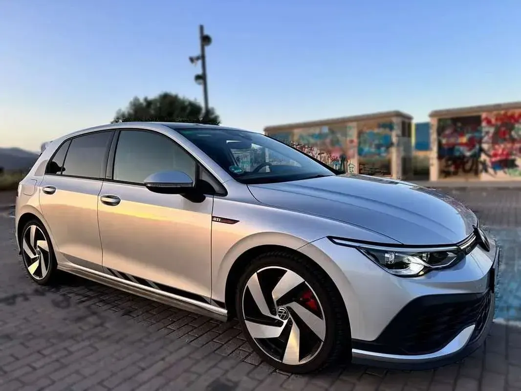 Usado VW Golf VIII GTI 300 CV (220 kW) 2022 Gris Utilitario