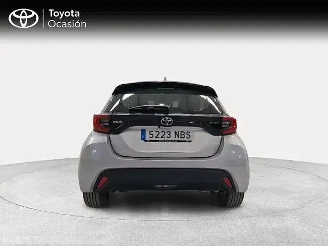 Usado Toyota Yaris Active 116 CV (85 kW) 2025 Gris / plata Utilitario