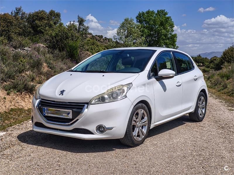 Usado Peugeot 208 Allure 92 CV (67 kW) 2014 Blanco Utilitario