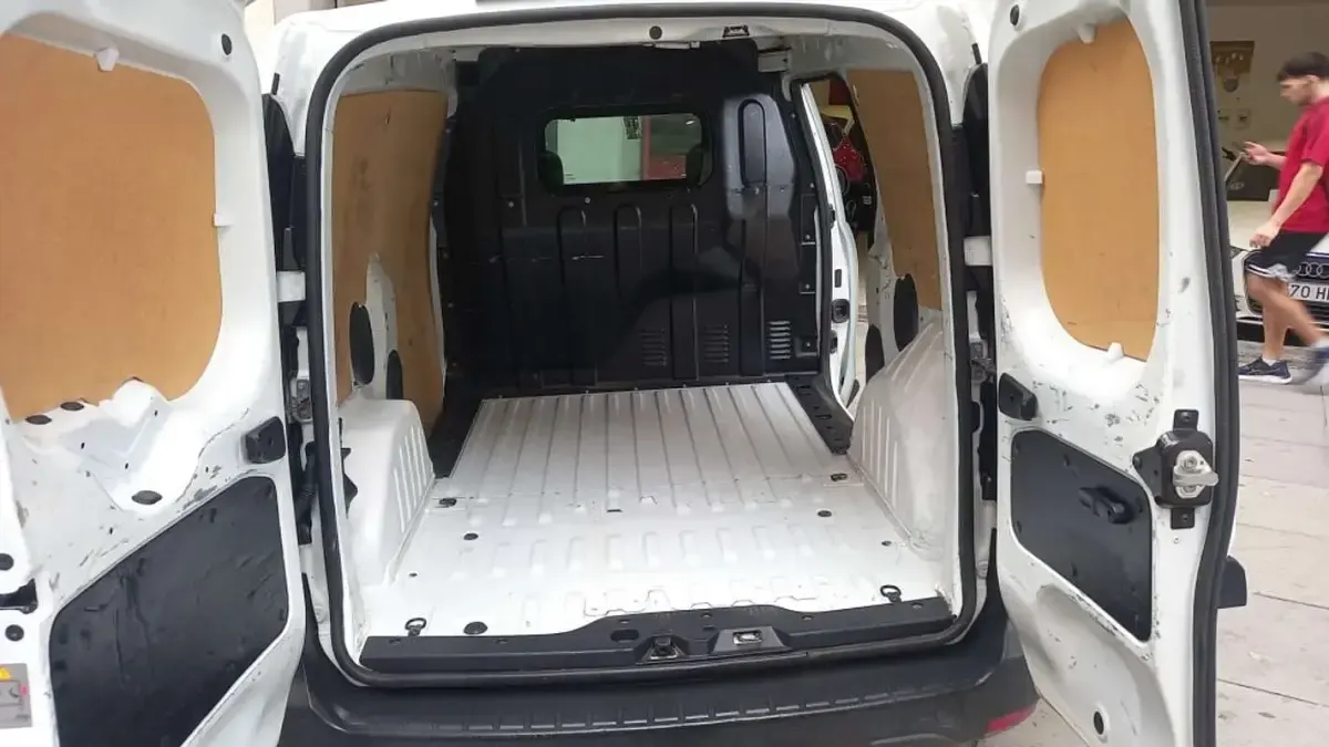 Usado Dacia Dokker Essentiel 102 CV (75 kW) 2019 Blanco Monovolumen