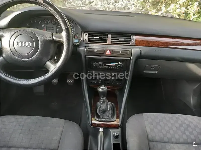 Usado Audi A6 150 CV (110 kW) 1999 Negro Familiar