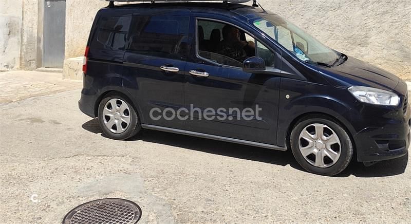 Usado Ford Tourneo Courier Ambiente 75 CV (55 kW) 2015 Negro Monovolumen
