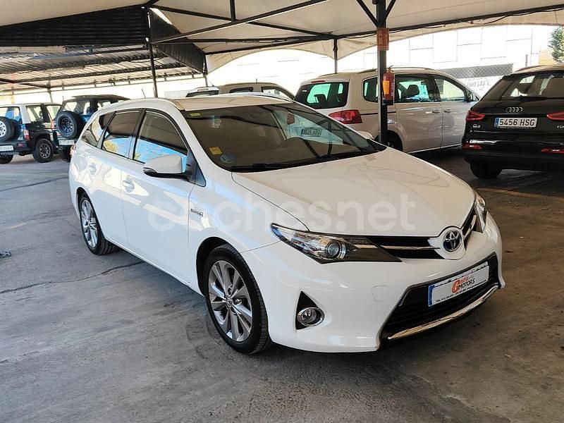 Usado Toyota Auris Hybrid Advance 136 CV (100 kW) 2015 Blanco Familiar