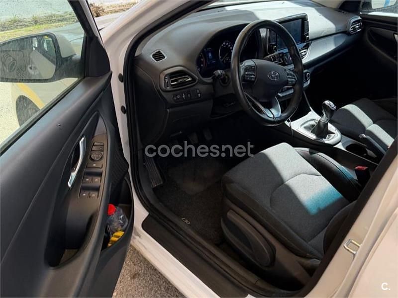 Usado Hyundai i30 120 CV (88 kW) 2022 Blanco Berlina