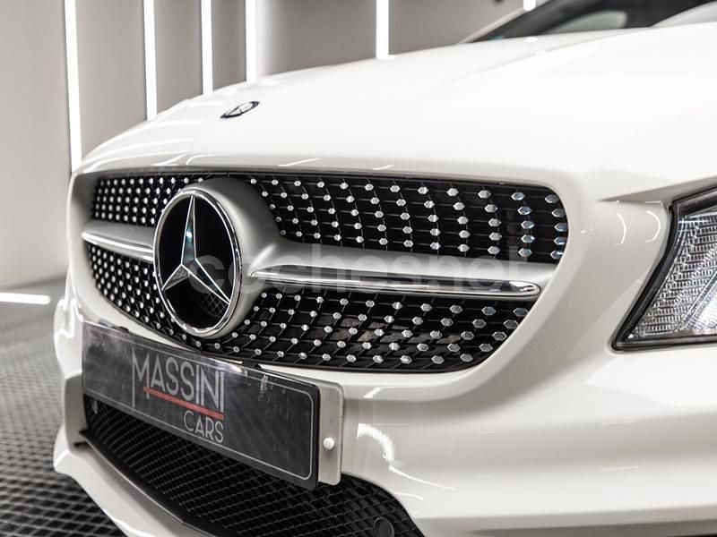 Usado Mercedes CLA180 Shooting Brake AMG line 122 CV (89 kW) 2015 Blanco Familiar