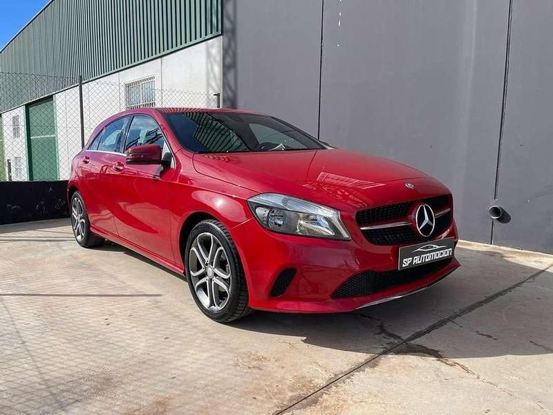 Usado Mercedes A180 109 CV (80 kW) 2017 Rojo Utilitario