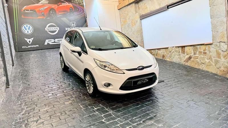 Blanco Usado 2013 Ford Fiesta Titanium Utilitario | 4699 € (Precio justo) - Imagen 1/4