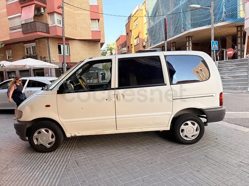 Usado Nissan Serena 75 CV (55 kW) 2002 Blanco Monovolumen