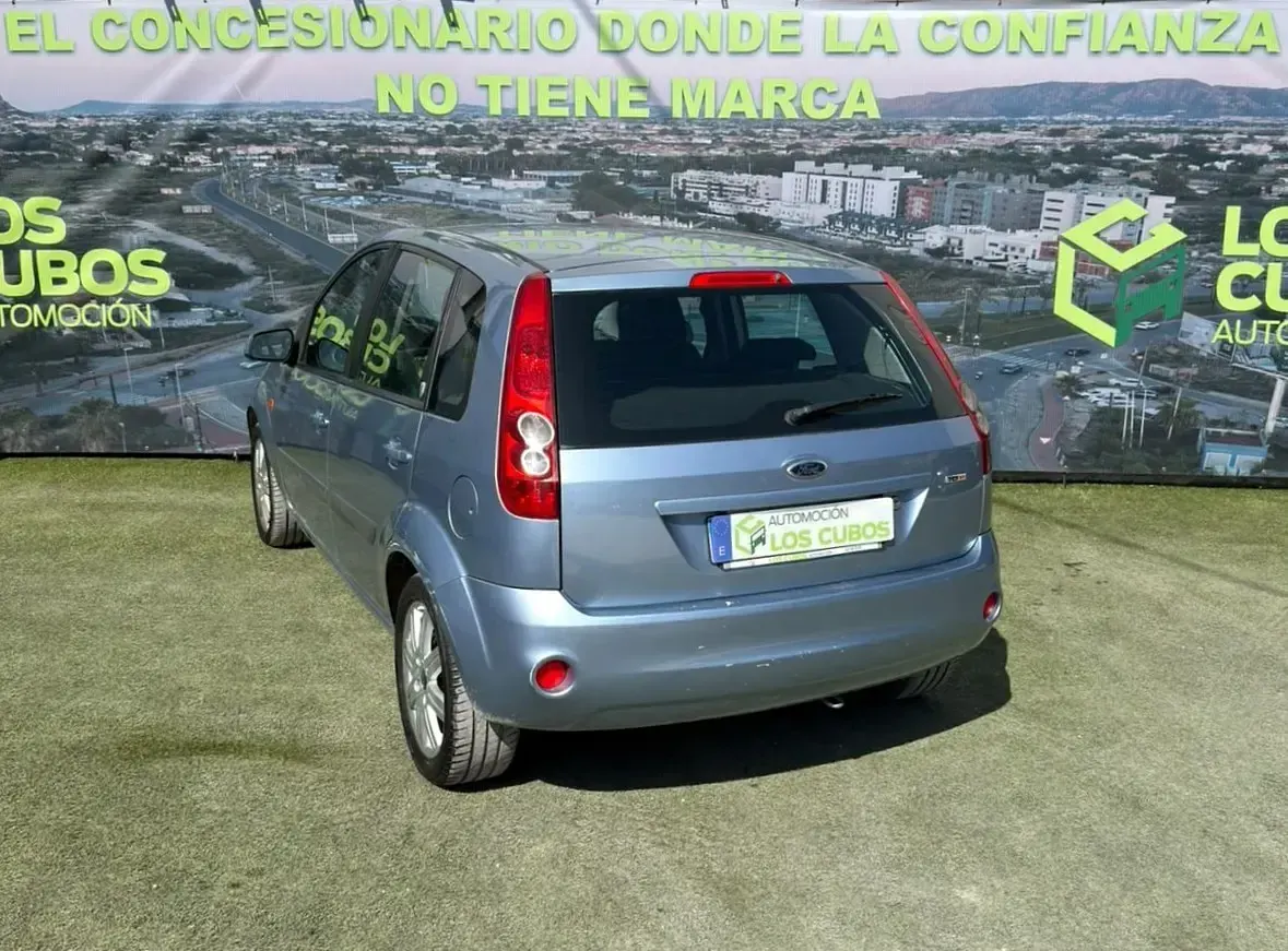 Usado Ford Fiesta Ghia 68 CV (50 kW) 2006 Azul Utilitario