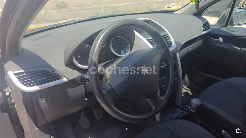 Usado Peugeot 207 Access 70 CV (51 kW) 2012 Negro Berlina