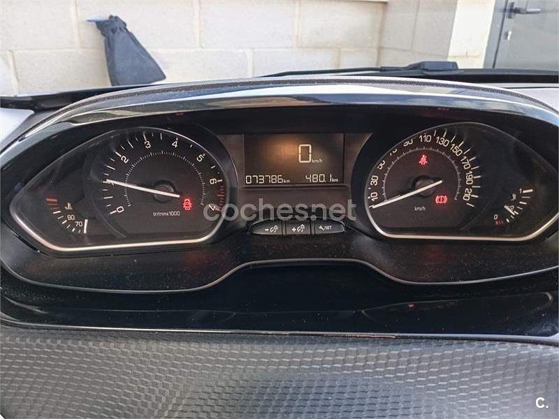 Usado Peugeot 208 Signature Sky 82 CV (60 kW) 2019 Gris / plata Utilitario