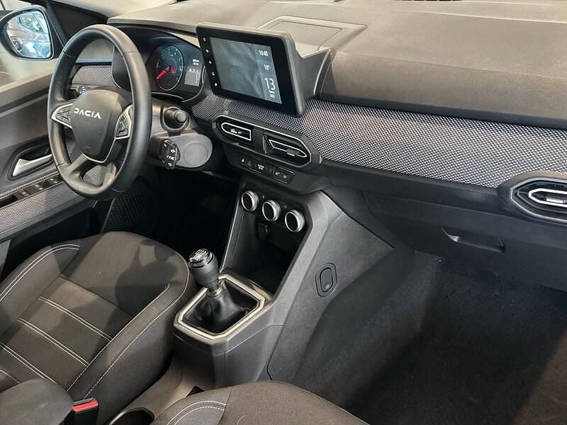 Usado Dacia Jogger Expression 110 CV (80 kW) 2023 Gris Monovolumen