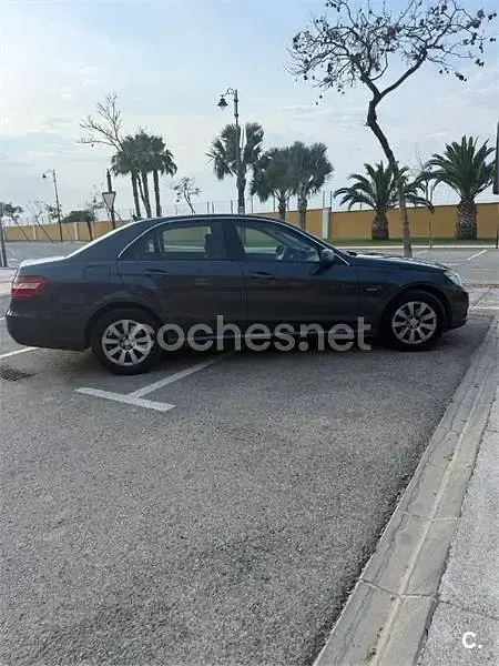 Usado Mercedes E200 Elegance 136 CV (100 kW) 2010 Negro Familiar