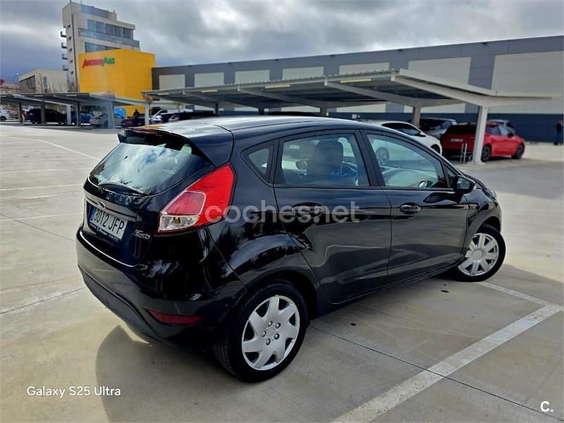 Usado Ford Fiesta Trend 75 CV (55 kW) 2015 Negro Berlina