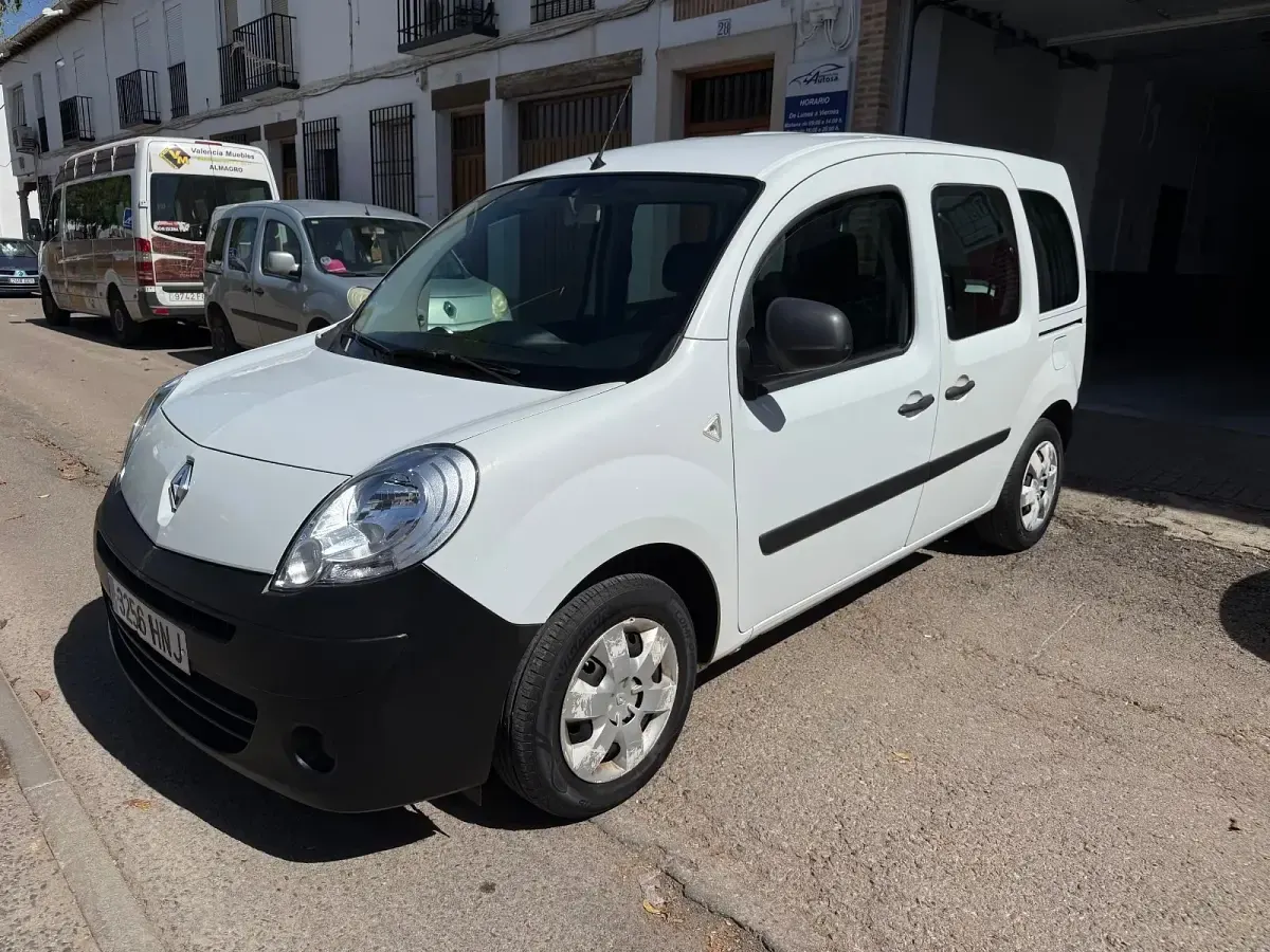 Usado Renault Kangoo Expression 90 CV (66 kW) 2012 Blanco Monovolumen