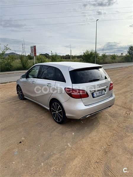 Usado Mercedes B180 109 CV (80 kW) 2017 Gris / plata Monovolumen