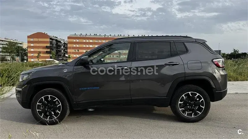Usado Jeep Compass Trailhawk 240 CV (176 kW) 2020 Gris / plata SUV