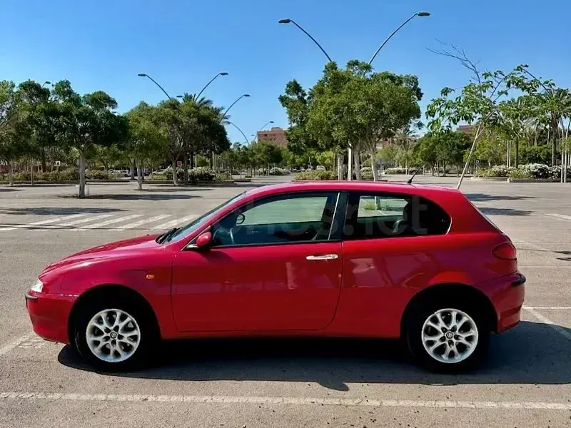 Usado Alfa Romeo 147 Distinctive 115 CV (84 kW) 2004 Rojo Utilitario