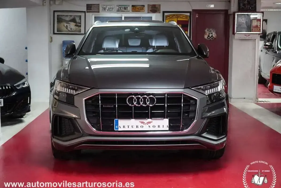 Begagnad Audi Q8 S-line plus 286 HK (210 kW) 2022 Grå SUV