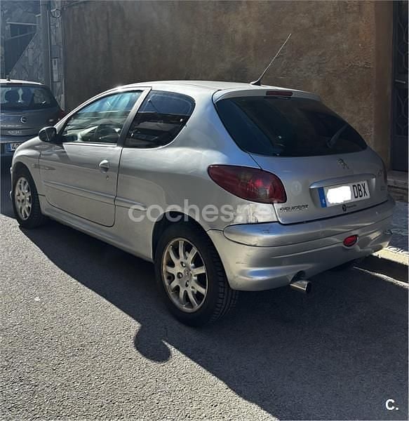 Usado Peugeot 206 Quiksilver 90 CV (66 kW) 2004 Gris / plata Berlina