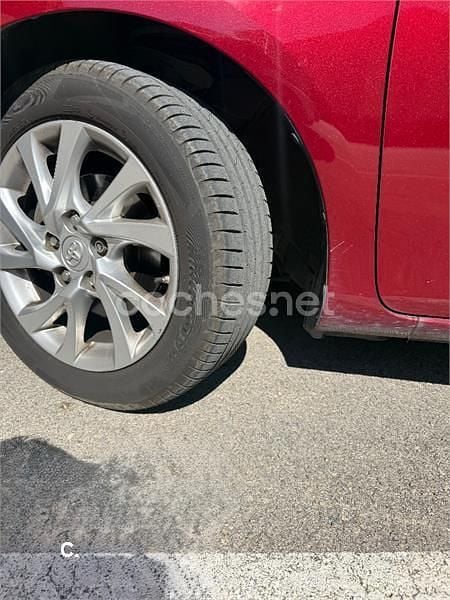 Usado Toyota Auris Hybrid Active 136 CV (100 kW) 2017 Rojo Familiar