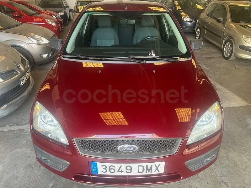 Begagnad Ford Focus Trend 100 HK (73 kW) 2005 Röd Sedan