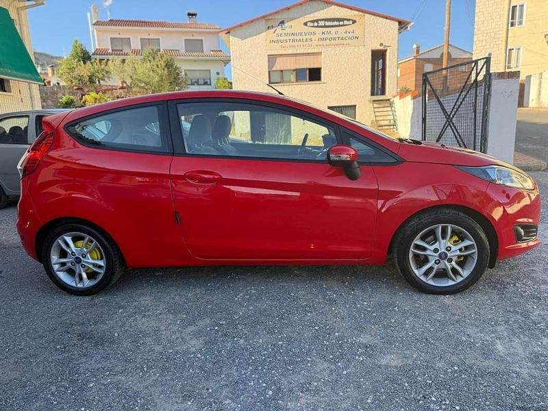 Rojo Usado 2014 Ford Fiesta Trend Utilitario | 5990 € (Caro) - Imagen 1/4