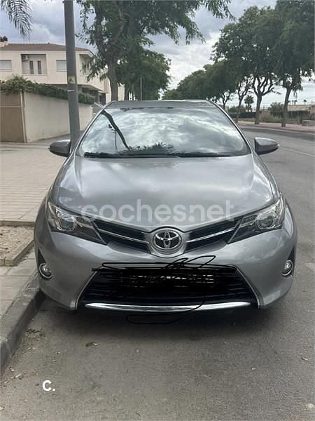 Usado Toyota Auris Active 90 CV (66 kW) 2014 Gris / plata Berlina