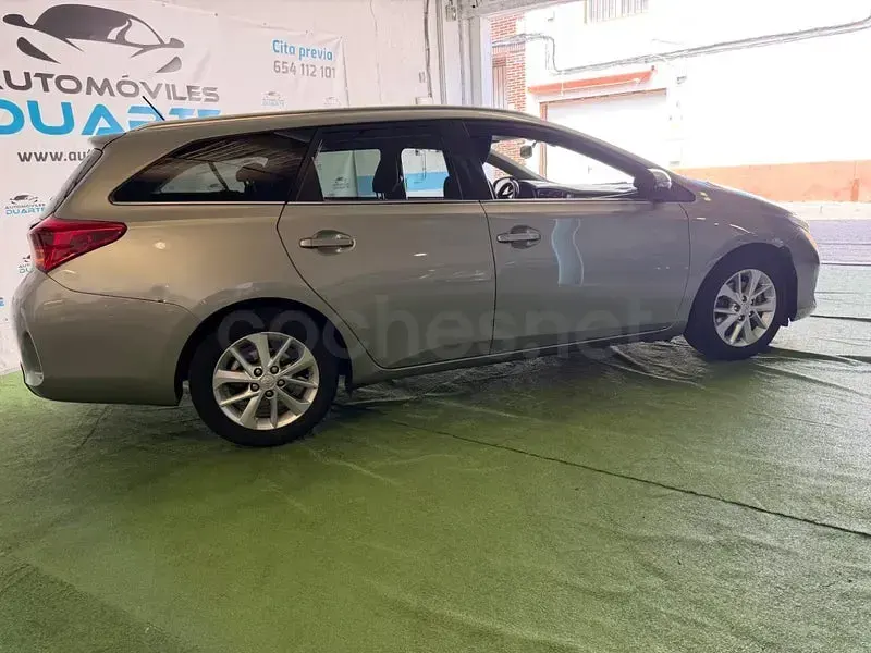 Usado Toyota Auris Active 124 CV (91 kW) 2014 Gris / plata Familiar