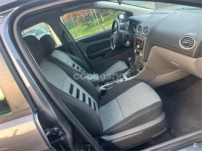 Usado Ford Focus Titanium 125 CV (91 kW) 2010 Gris / plata Berlina