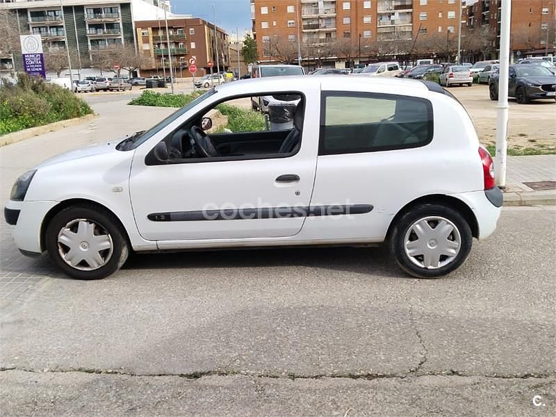 Usado Renault Clio II Expression 60 CV (44 kW) 2003 Blanco Berlina