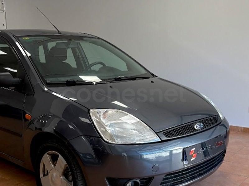 Usado Ford Fiesta Trend 68 CV (50 kW) 2005 Azul Utilitario