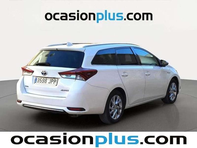 Usado Toyota Auris Touring Sports Active 136 CV (100 kW) 2016 Blanco Familiar