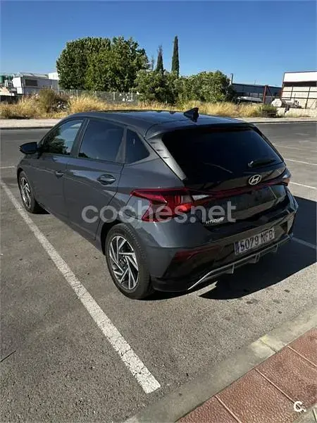 Usado Hyundai i20 100 CV (73 kW) 2025 Gris / plata Utilitario