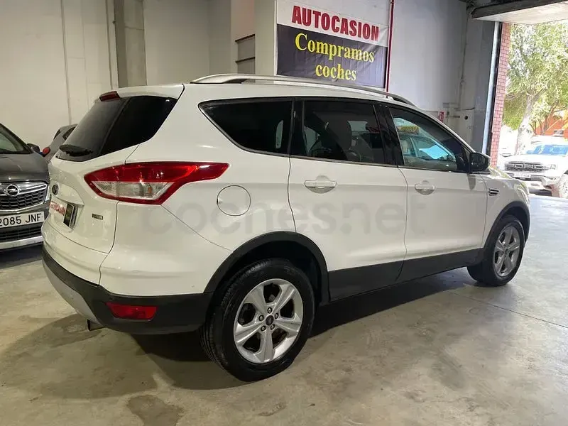 Usado Ford Kuga Trend 150 CV (110 kW) 2016 Blanco SUV